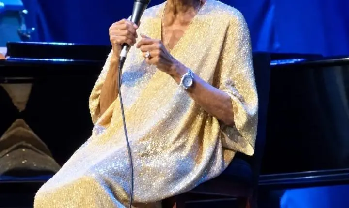 Dionne Warwick emociona Porto Alegre em noite histórica de despedida no Auditório Araújo Vianna