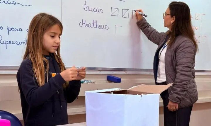 Eleição simulada leva debate sobre cidadania para dentro da sala de aula 