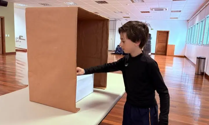 Eleição simulada leva debate sobre cidadania para dentro da sala de aula 