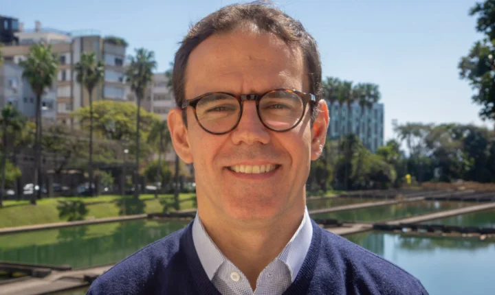 Eventos climáticos em pauta: Sindha reúne empresários e presidente do DMAE para discutir a resiliência de Porto Alegre