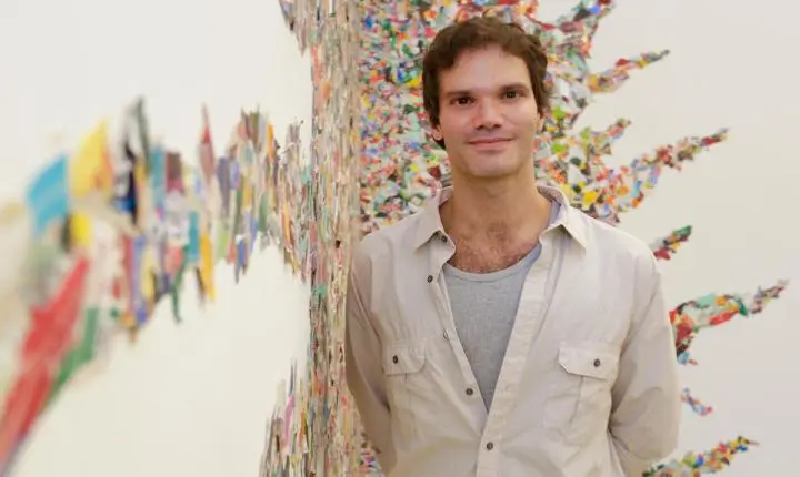 Exposição “Ecos”, de Gustavo Prata, estreia com grande repercussão em Porto Alegre e transforma jornais em arte contemporânea