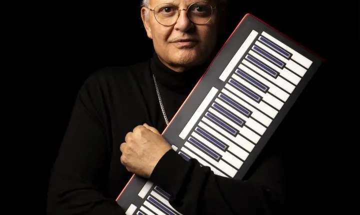 Guilherme Arantes celebra 50 anos de carreira com show emocionante em Porto Alegre