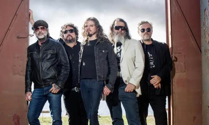 Integrantes originais de Os Cascavelletes se reúnem em projeto para celebrar os 40 anos da banda com três shows em Porto Alegre