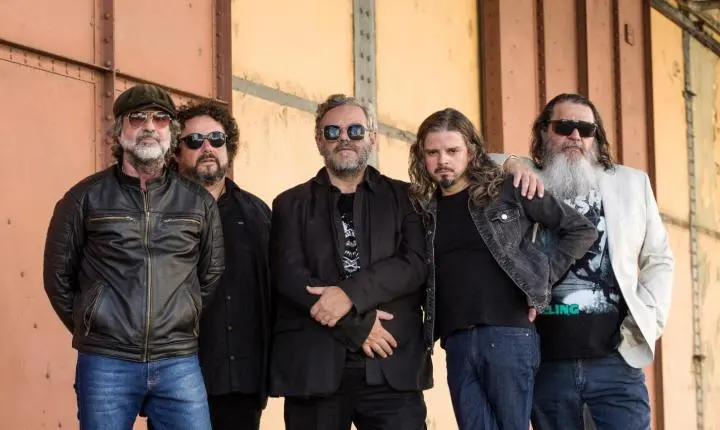Integrantes originais de Os Cascavelletes se reúnem em projeto para celebrar os 40 anos da banda com três shows em Porto Alegre