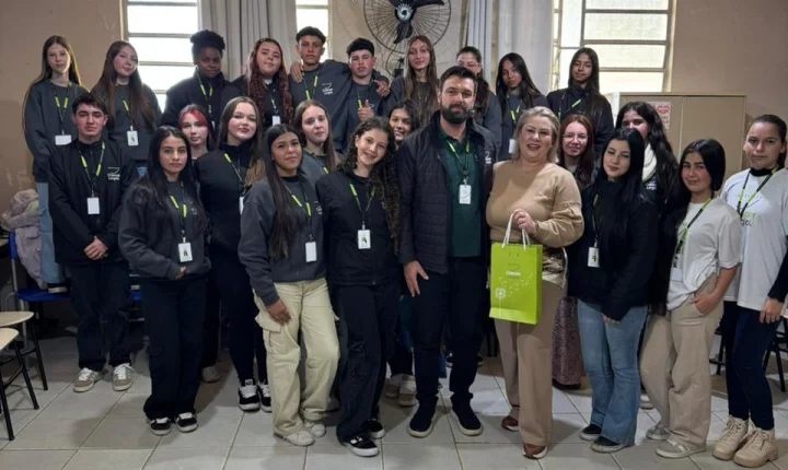 Jovens aprendizes participam de oficina dinâmica sobre comunicação em Dom Feliciano