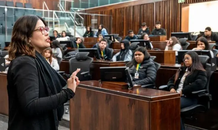 Jovens do Partiu Futuro Reconstrução participam de formação cidadã na Assembleia Legislativa do RS 