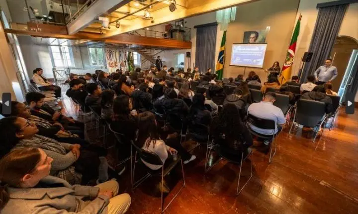 Jovens do Partiu Futuro Reconstrução participam de formação cidadã na Assembleia Legislativa do RS 