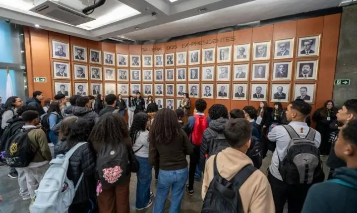 Jovens do Partiu Futuro Reconstrução participam de formação cidadã na Assembleia Legislativa do RS 