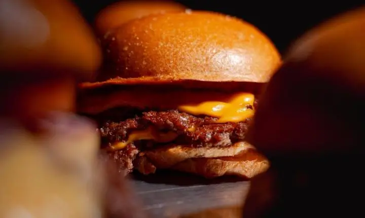 Le Grand Burger cria “Le Grandinho” e aposta no universo smash para conquistar nova geração de consumidores