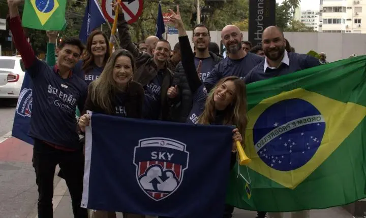 Mobiliária transforma Florianópolis em um grande campo da Copa com mais de mil placas verde e amarelas