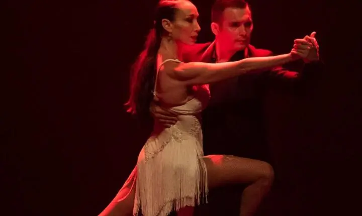 Mora Godoy retorna ao Brasil após 18 anos com espetáculo inédito que une tango e inteligência artificial em Porto Alegre