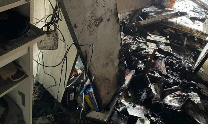 Oscilações de energia antecedem incêndio em comércio de Capão Novo e levantam questionamentos sobre a rede elétrica
