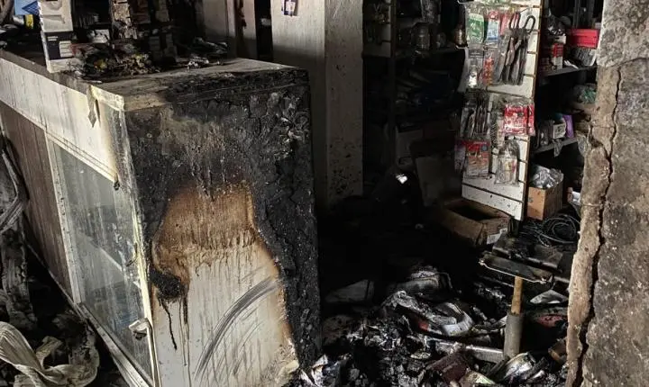 Oscilações de energia antecedem incêndio em comércio de Capão Novo e levantam questionamentos sobre a rede elétrica